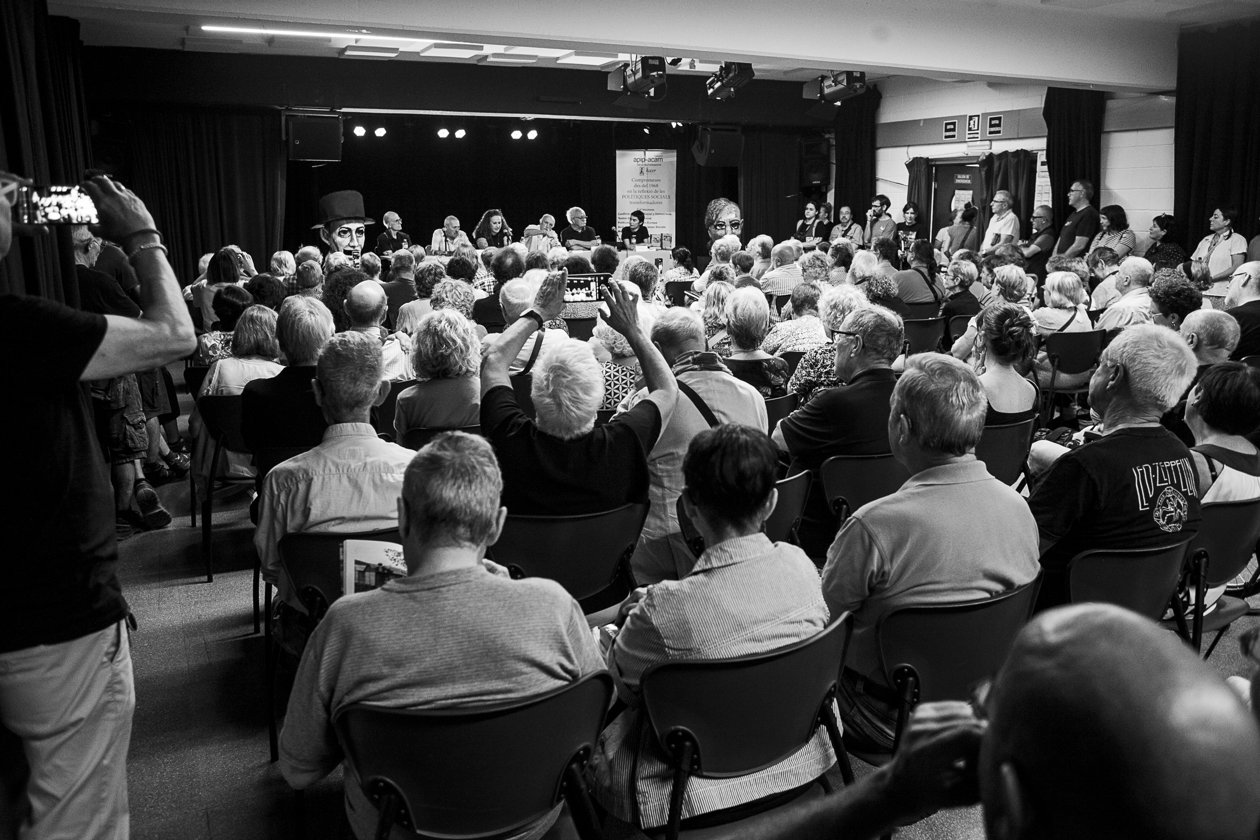 2026-09-29 - Una crònica per a 9BarrisImatge: Andrés Naya i els seus dos llibres