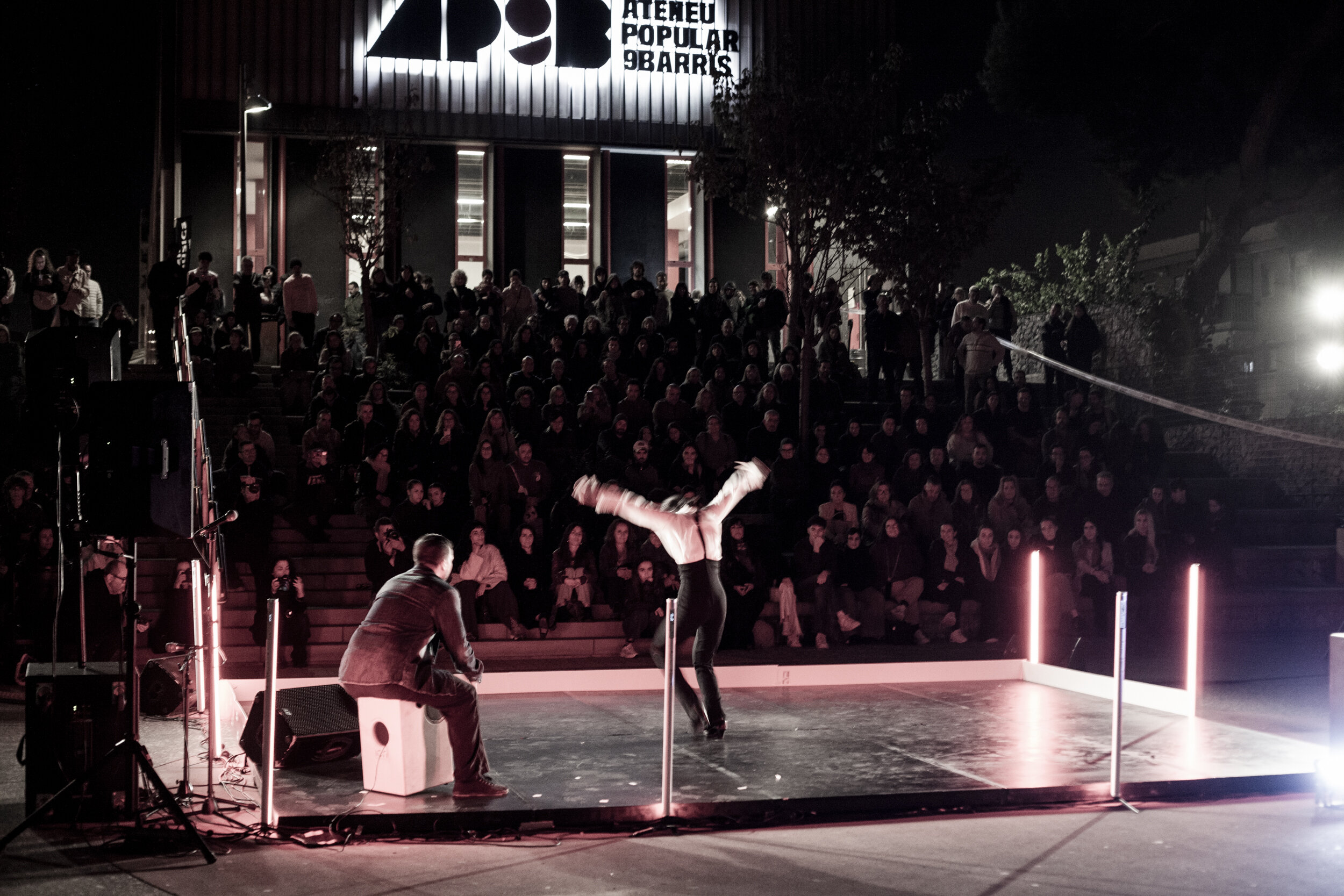 «Ciutat Batalla 2026. Dansa, flamenco i improvisació davant l’Ateneu Popular de Nou Barris, en el marc del festival Ciutat Flamenco.»