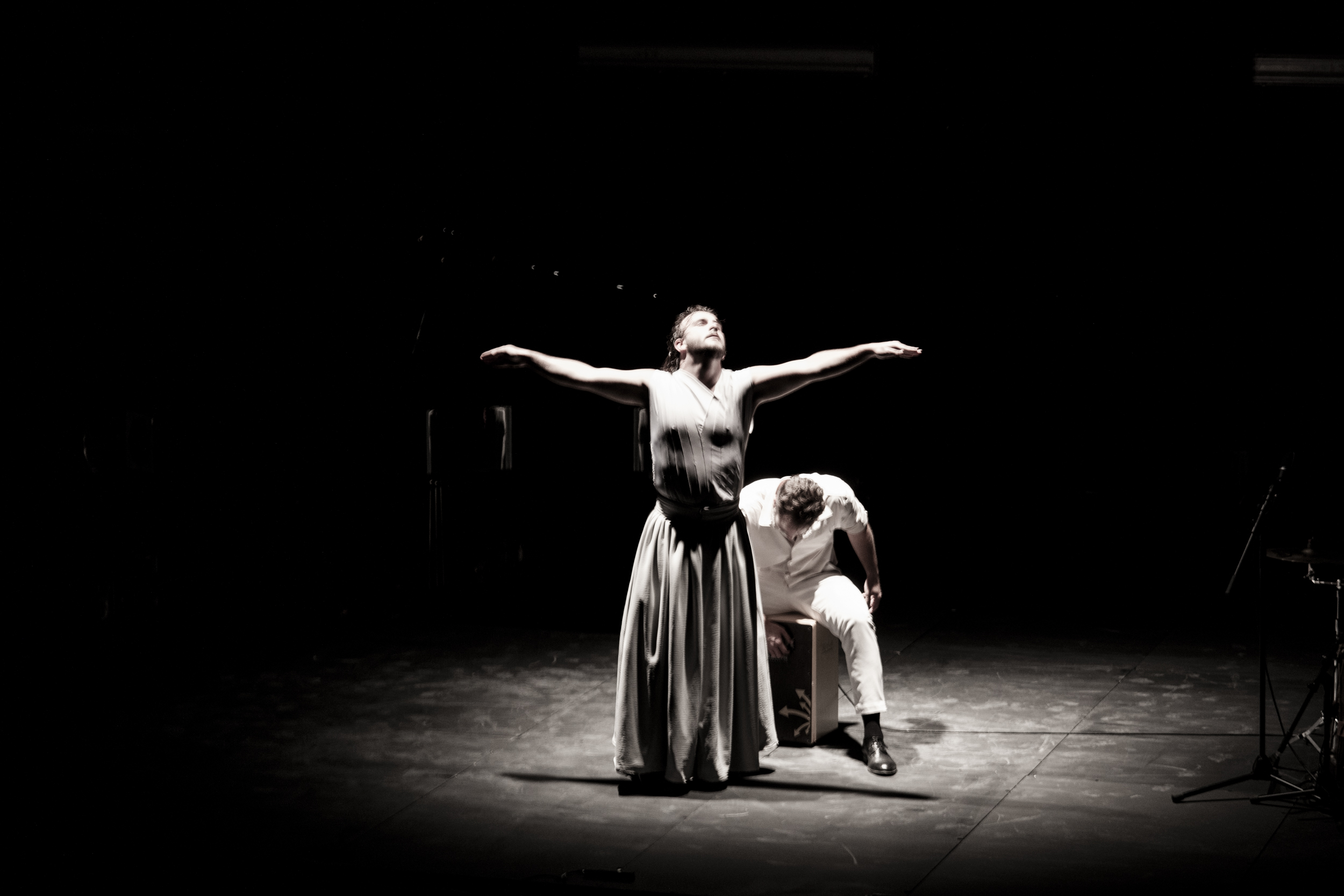 Yoel Vargas balla al costat de Juan Manuel de las Heras durant l’espectacle Óbito, que combina flamenc, dansa contemporània i música en directe al festival Ciutat Flamenco 2026, al Centre Artesà Tradicionàrius de Barcelona.