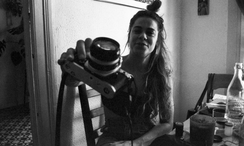 Anike, inconscient ella, oferint-me la seva preciosa Nikon FM.